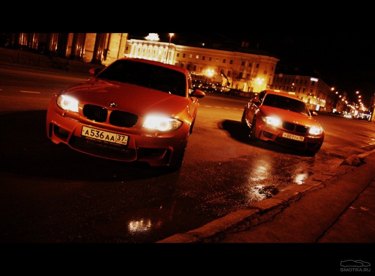 Белая БМВ х5 ночью