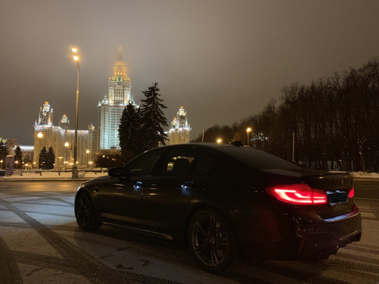 BMW m5 f90 ночью Москва