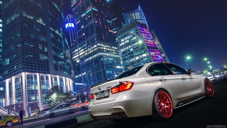 БМВ на фоне ночного города