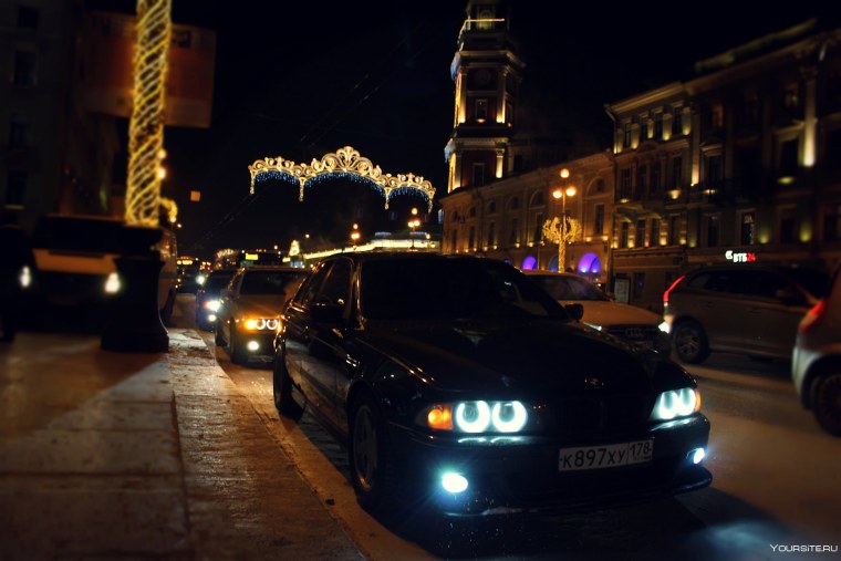 БМВ ночью в городе