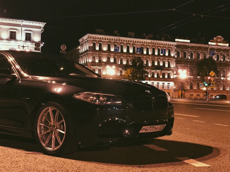 БМВ м5 ночью