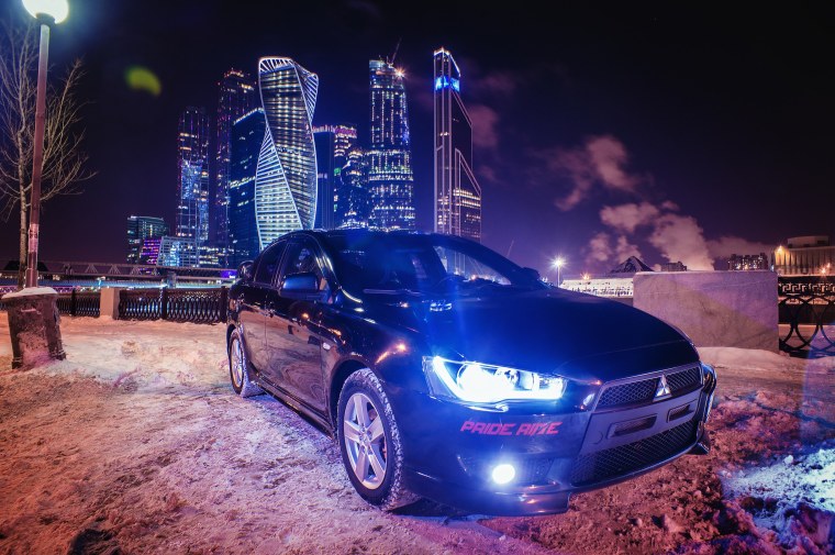 Черный Митсубиси Лансер ночью