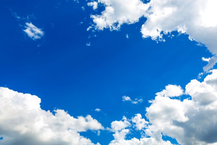 Голубое небо с густыми облаками