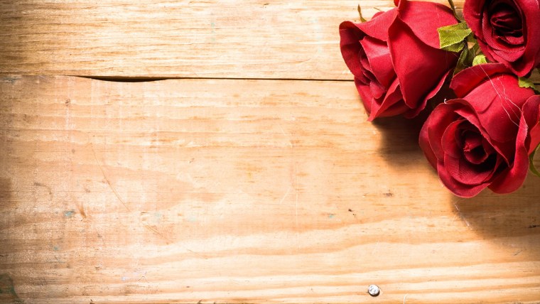 Цветы на деревянной доске