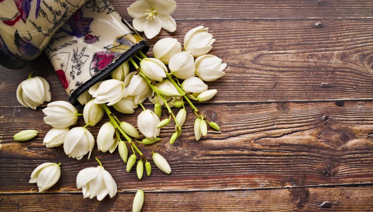 Цветы на деревянном столе