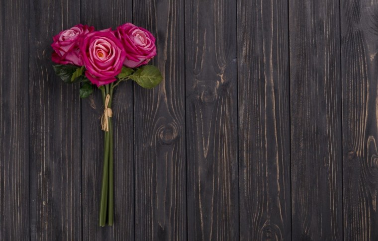 Цветы на фоне дерева