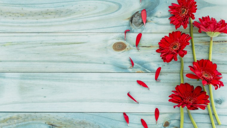 Цветы на деревянной поверхности