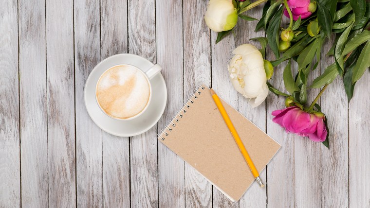 Стол с цветами вид сверху