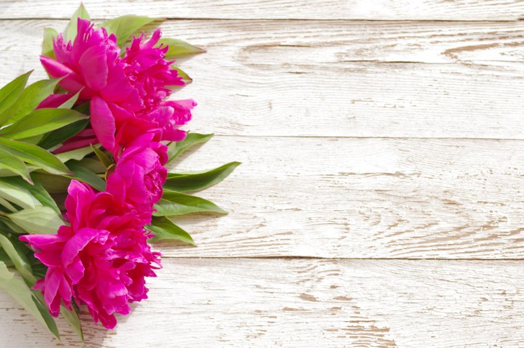 Цветы на деревянном столе