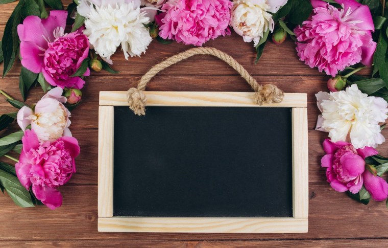 Цветы на деревянной доске