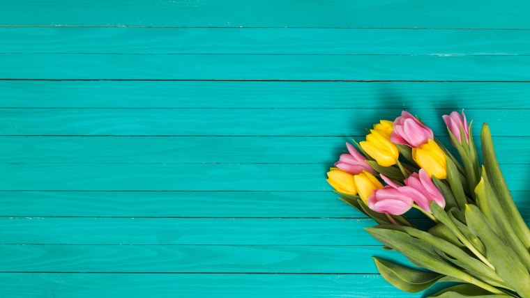 Тюльпаны на деревянном фоне