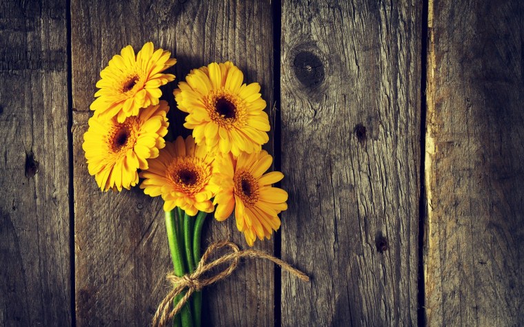 Цветы на деревянном столе