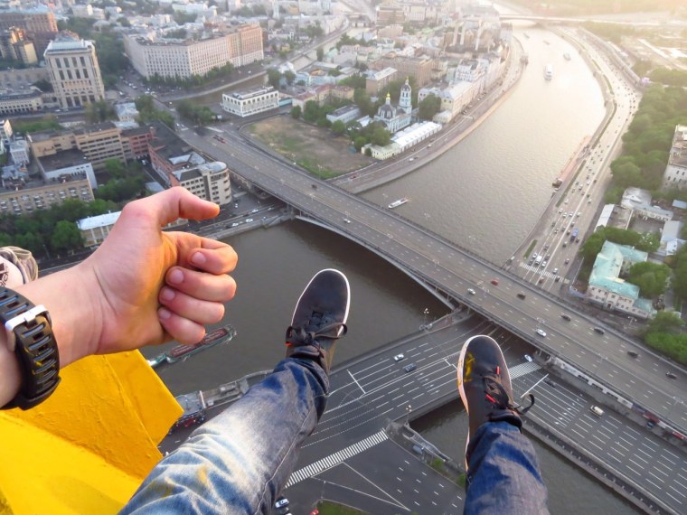 Ноги на улице от первого лица