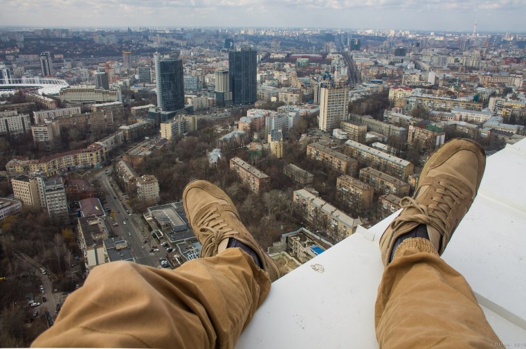 Ноги на крыше