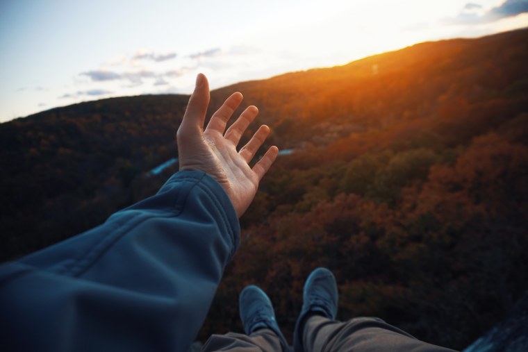 Ноги на фоне гор