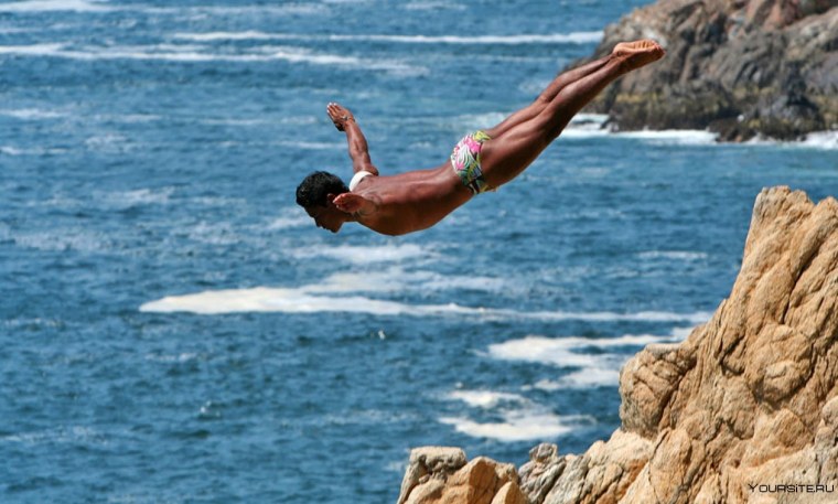 Человек ныряет