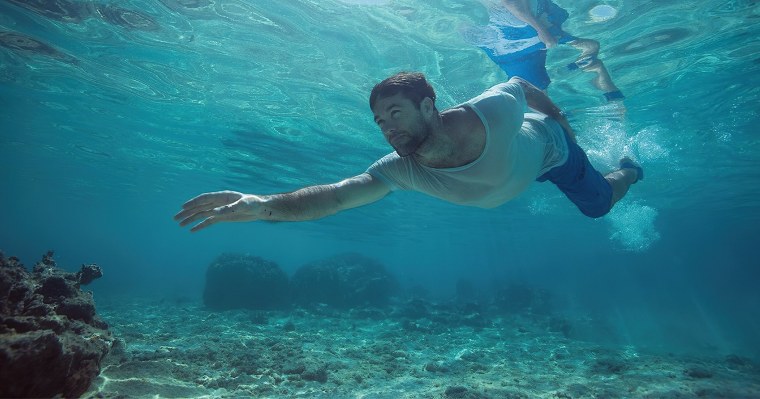 Человек плывет под водой