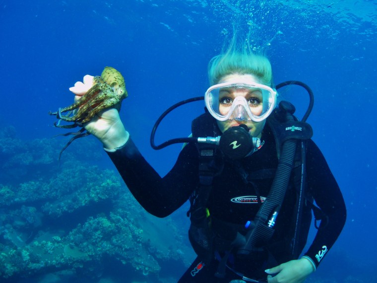Девушка под водой с аквалангом