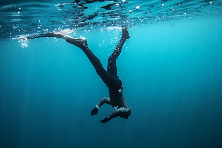Фридайвер под водой