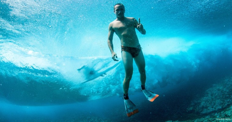 Мужчина под водой