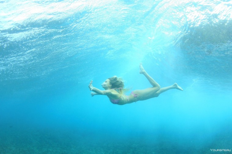 Девушка плывет в океане