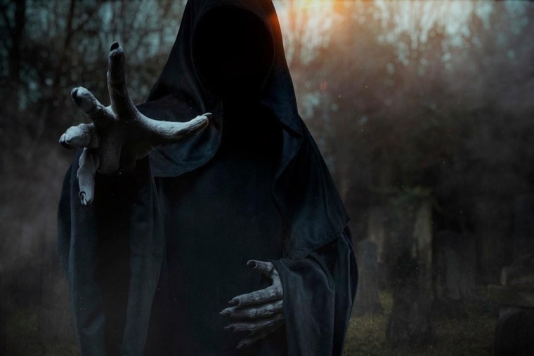 Человек в чёрном плаще с капюшоном