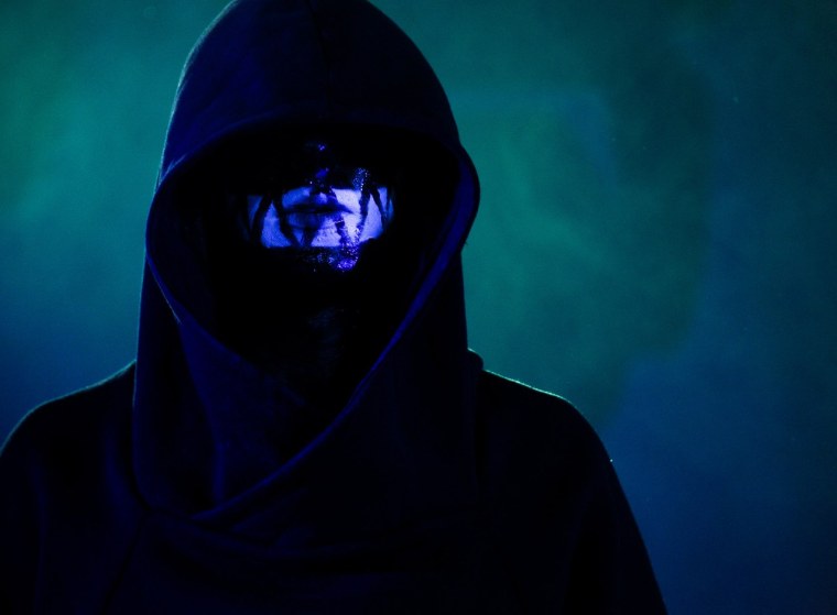 Человек в маске и капюшоне