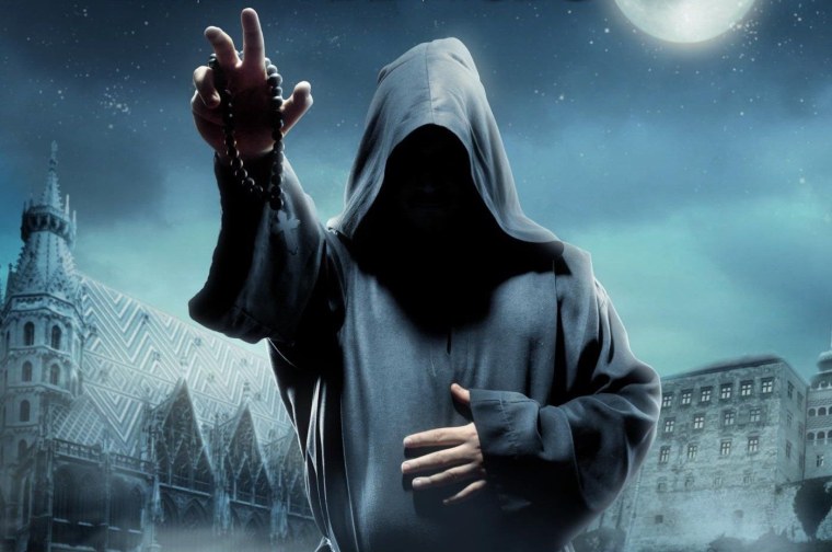 Монах в балахоне