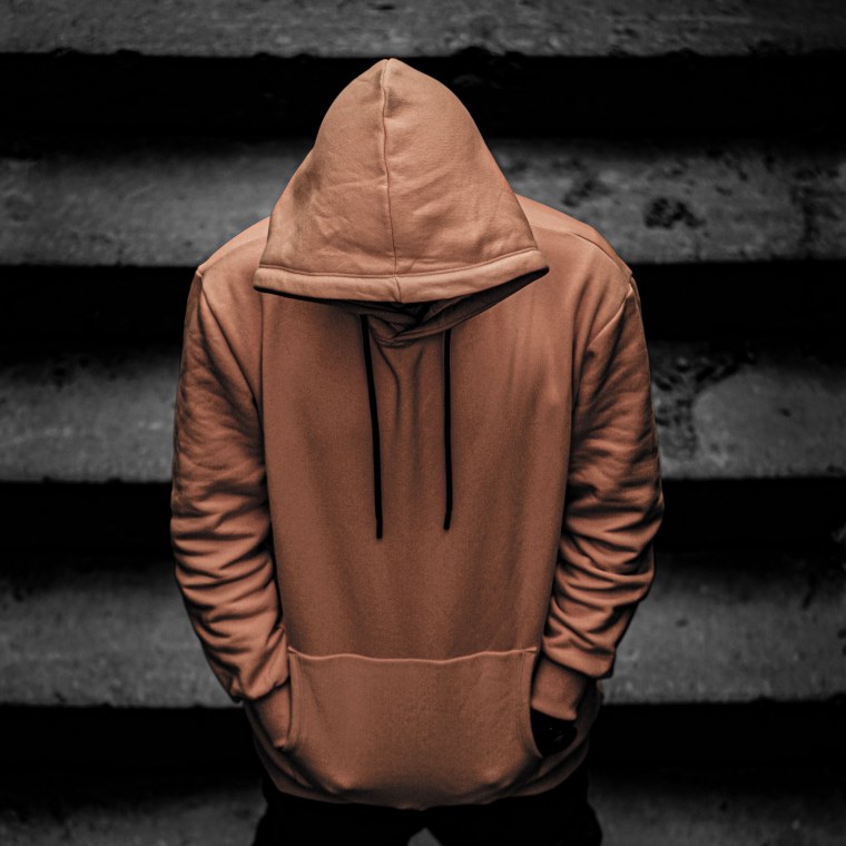 Человек в балахоне