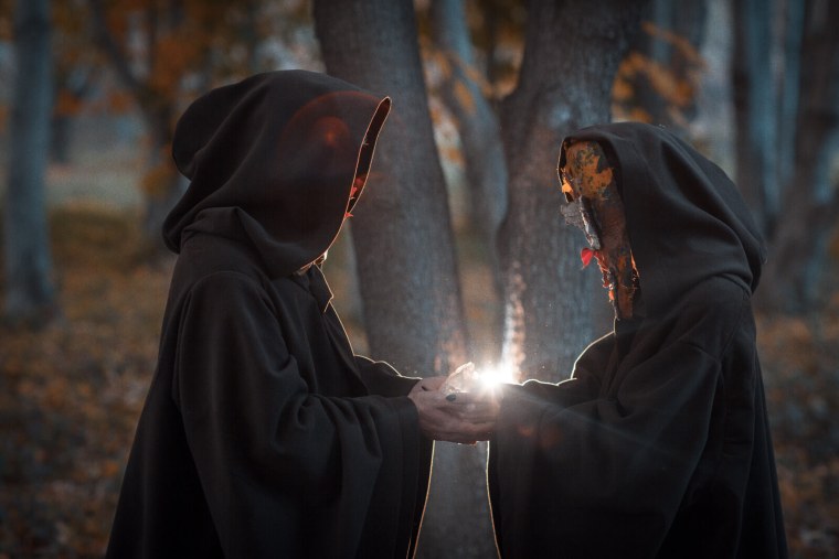 Человек в плаще с капюшоном