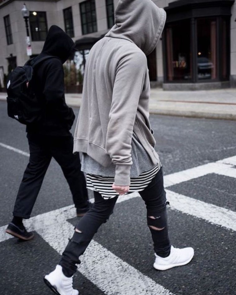 Парень в толстовке со спины