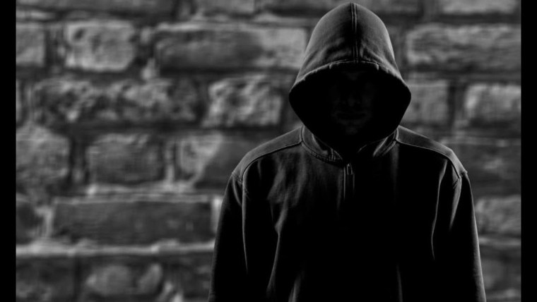 Чувак в балахоне