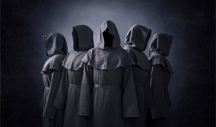 Много людей в капюшонах