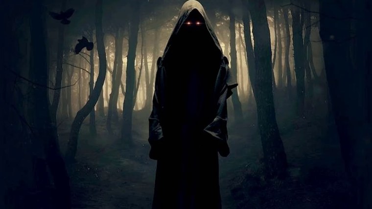 Мрачный человек в капюшоне