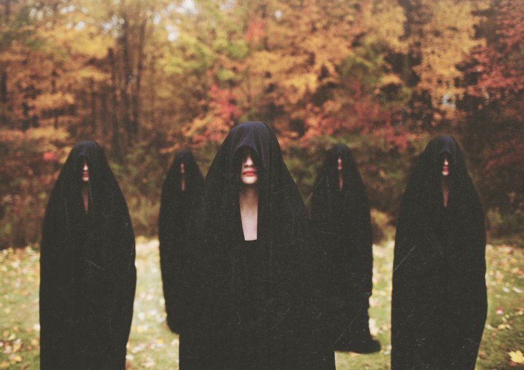 Ведьма в черном балахоне