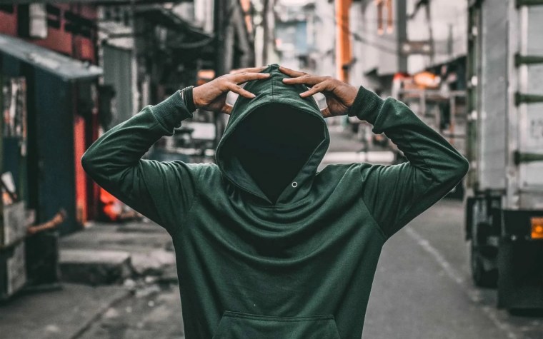 Человек в капюшоне