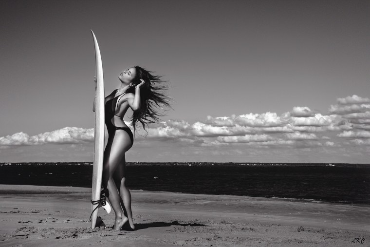 Девушка серфер