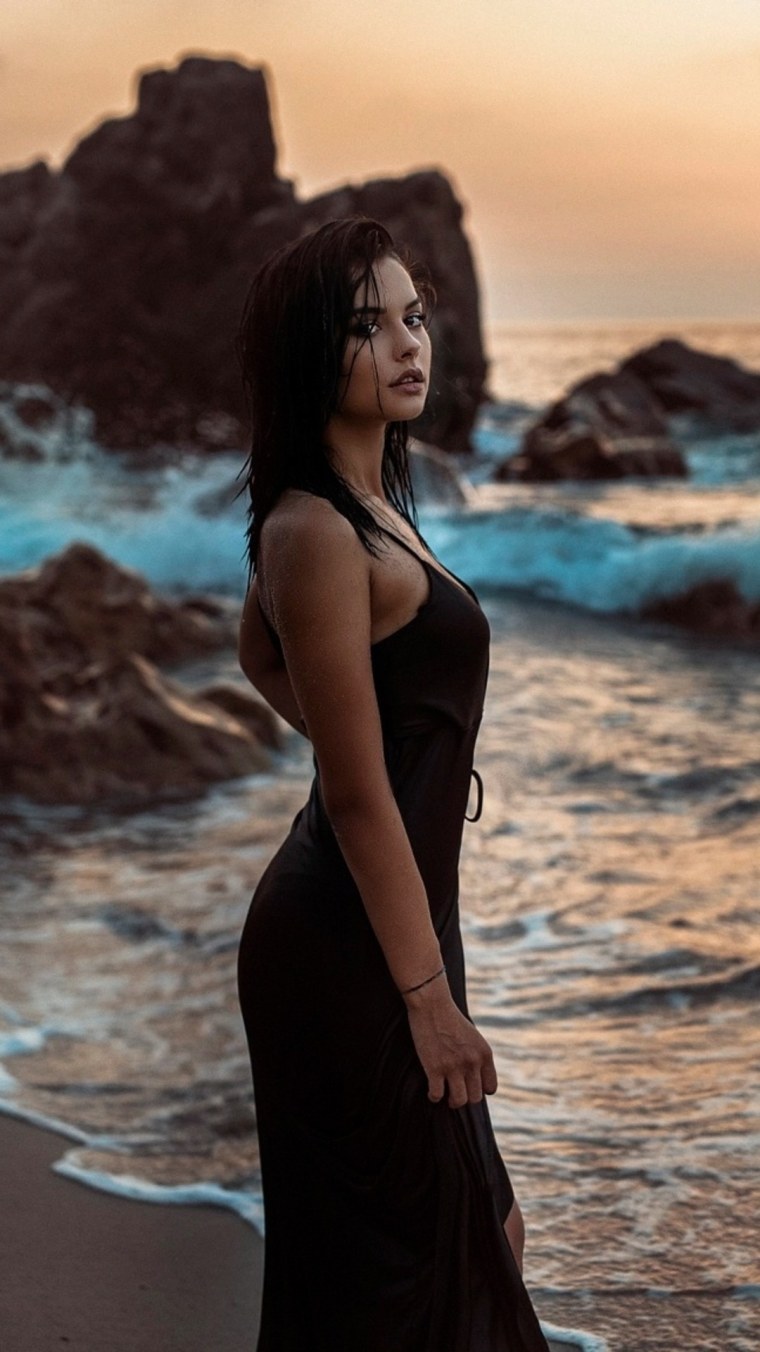 Красивая девушка на берегу