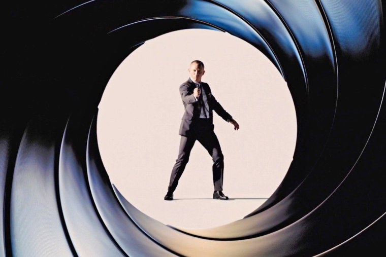 Джеймс Бонд в дуле пистолета