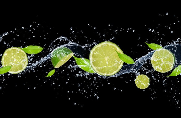 Лимон на черном фоне