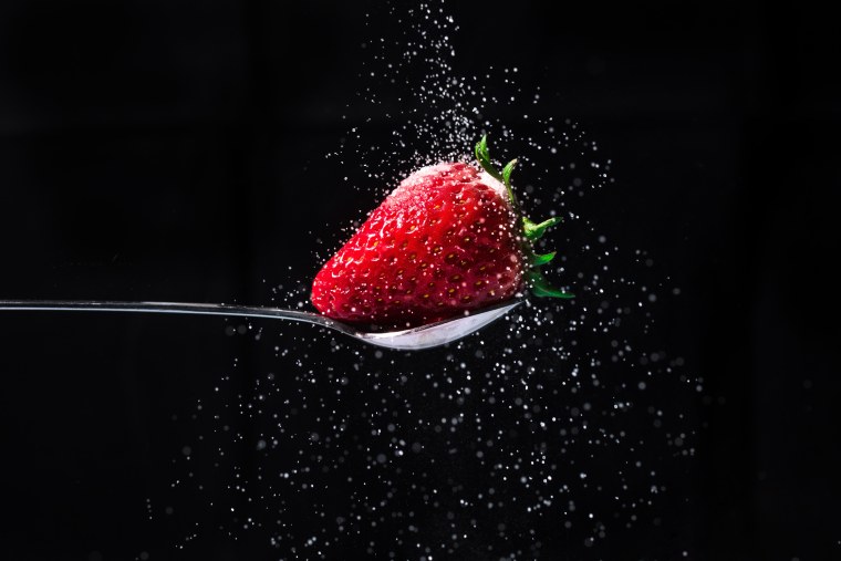 Клубника на темном фоне