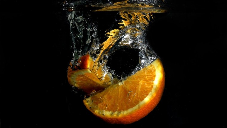 Апельсин на черном фоне