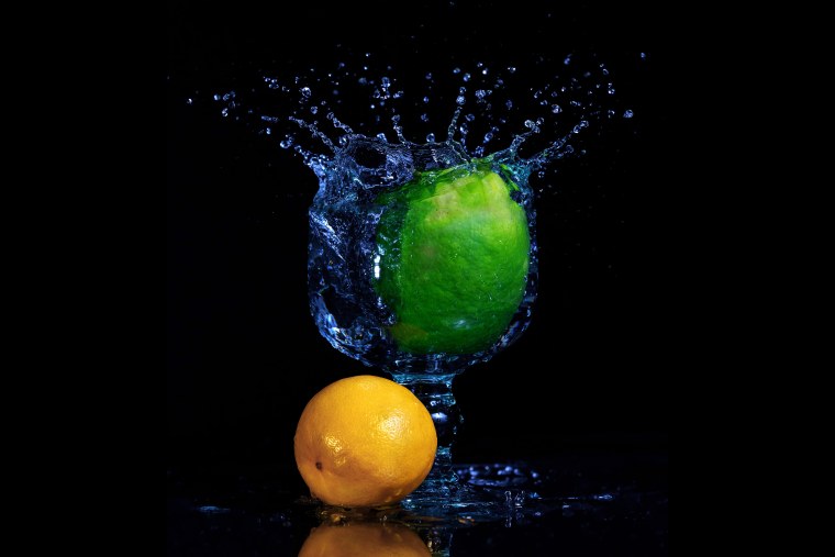 Фрукты на черном фоне