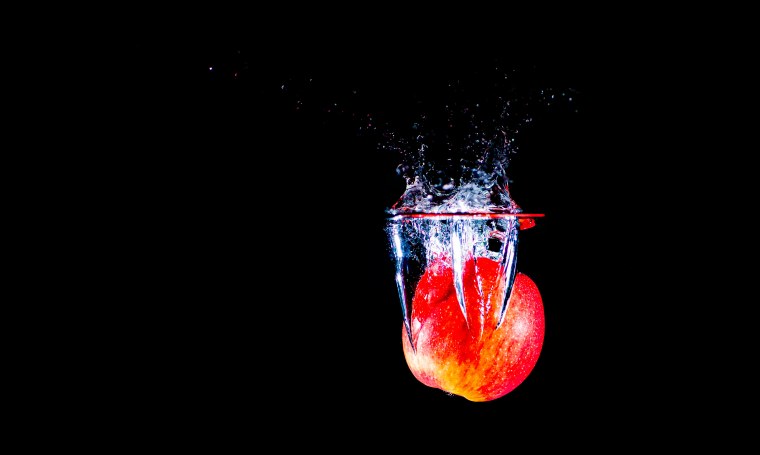 Фрукт в каплях воды