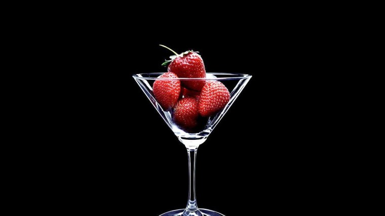 Цветы на черном фоне в бокале