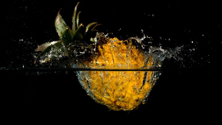 Фрукты на черном фоне