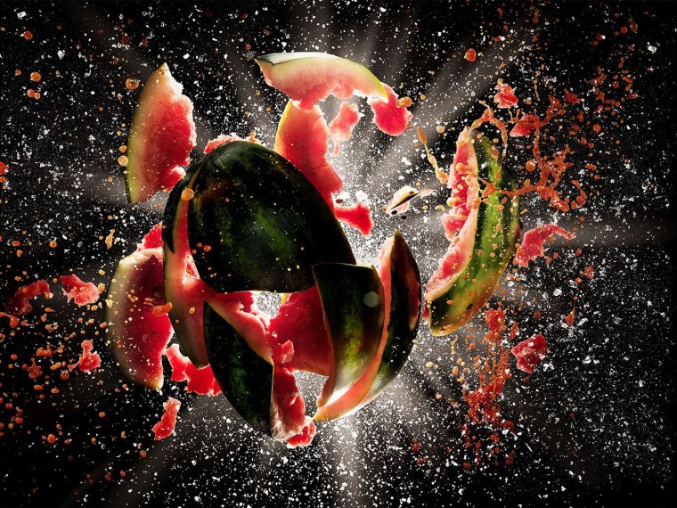 Фрукты на черном фоне