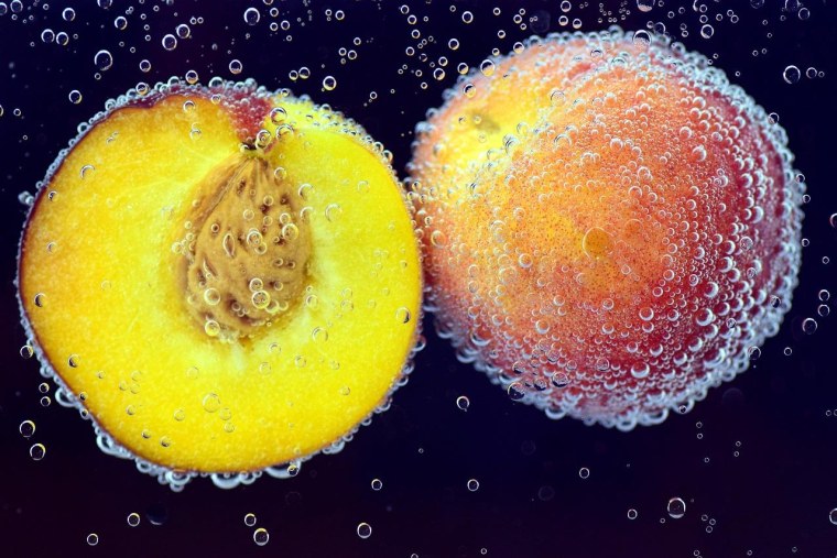 Сочный персик