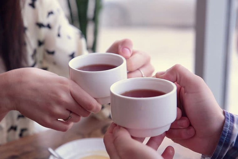 Кружка чая в руках