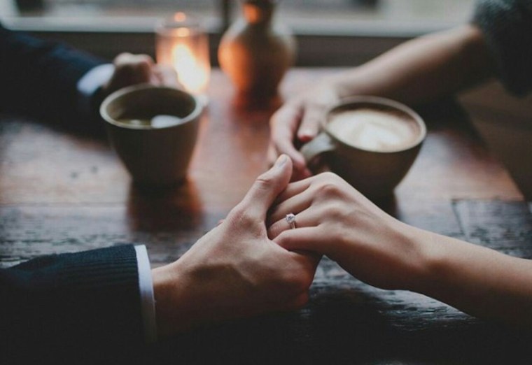 Рука в руке за столом